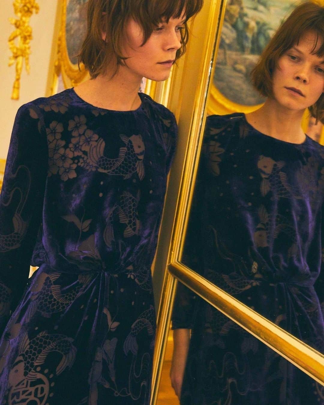 レオナールさんのインスタグラム写真 - (レオナールInstagram)「Mirror reflection in our Leonard Paris dress in purple velvet: this season's ultimate color.  leonardparis.com . . . . . . . #fashion #mode #fashioninspiration #springsummer20 #springstyles #springtrends #springlooks #springfashion #summerstye #summerfashion #summeroutfit #colorful #topbrandsinparis #DNVB  #frenchsavoirfaire #frenchart」8月26日 18時01分 - leonardparis