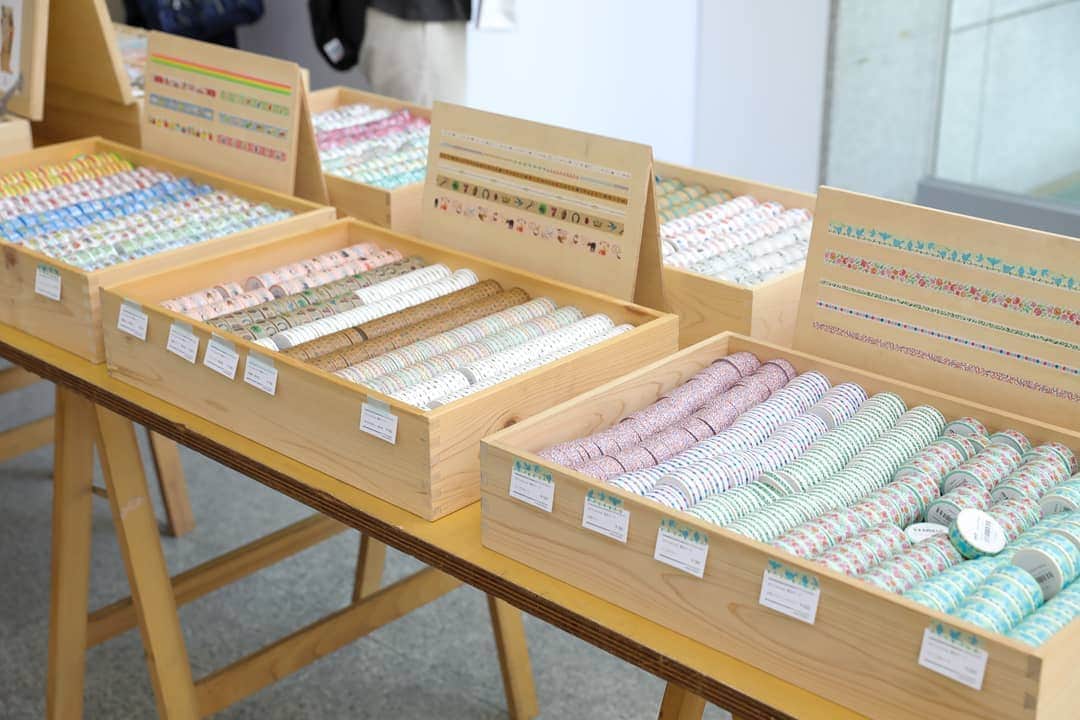 のインスタグラム：「.﻿ mt x Journal at GALLERY G in HIROSHIMA  こんにちは！！  mt x Journal at GALLERY G in HIROSHIMA  オープンしました🥰  今日はmt x Journalの限定テープを紹介します(^-^)  Journal限定テープや復刻テープ、アーティストコラボテープ等、種類豊富に展開していますよ~🤓  会場：gallery G﻿ ・住所：広島県広島市中区上八丁堀4-1﻿ ・日程：２０２０年８月２５日（火）～８月３０日（日）﻿ ・営業時間：１１時～１９時迄　※最終日のみ１６時にて営業終了﻿  ﻿ 自分自身でノートにペンなどを使いカレンダーやタスクを書き込んでいくバレットジャーナルが世界的に人気を集めています。mt x Journalでは、mtを使ってお気に入りのノートを彩る方法を紹介します。﻿  ﻿ ◎限定テープとmt pocketを販売﻿ ◎mt kirihari（切り貼り）コーナー﻿ ◎新mt STAMPアプリ対象イベント﻿  ﻿ ※mt x Journal限定テープとmt pocketはオンラインショップでも販売致します。 ﻿ ※混雑時には入場制限させて頂く場合があります。 ﻿ ※咳エチケットなど新型コロナウィルス感染拡大防止にご配慮、ご協力をお願い致します。 ﻿ ※体調の悪い方は参加をお控え頂きます様お願い致します。 ﻿ ※尚、会場への直接のお問い合わせはご遠慮頂きます様お願い致します。﻿  ﻿ 皆様のご来場、心よりお待ち申し上げます。﻿ ﻿ ﻿ #mt #mtmaskingtape #mtマスキングテープ #mtイベント #mtjournal展 #bulletjournal #バレットジャーナル #galleryG #ギャラリーG #カモ井加工紙 ﻿」