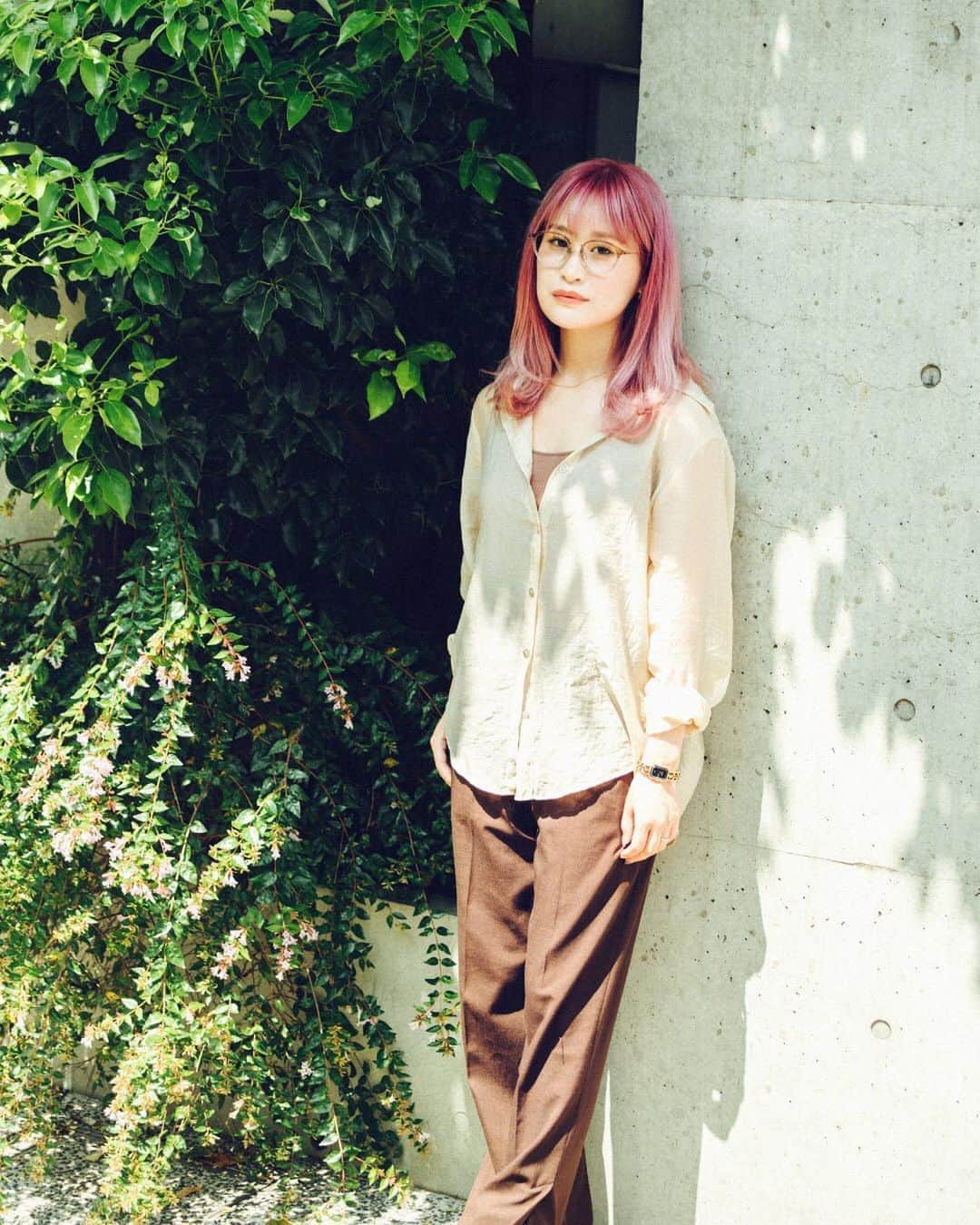 Zoff Officialのインスタグラム：「トレンドのクリアカラーを配色したフレームをフリーランスモデルのあおぞらさん @aozora723 に着用いただき、インタビューをさせて頂きました✨ 投稿の最後にあおぞらさん着用のメガネが当たる #プレゼントキャンペーン の情報があるのでぜひ応募してみてくださいね！  Q1.自己紹介をお願いします。 26歳主婦、あおぞらです。大学を卒業後、フリーランスモデルをしています。学生時代の留学経験を生かして、一人旅や海外旅行に行くのが好きです。最近は、お花にハマっていて、お休みの日はフラワーアレンジレッスンに通っています！  Q2.今日のファッションのポイントは？ 髪色をピンクにしたので、ファッションはベージュ系でシンプルにまとめました！メイクも、ナチュラル目で主張しすぎないようにしています。このメガネはフレームがクリアピンクなので、髪色にぴったりでお気に入りです！  Q3.普段のメガネの取り入れ方は？ メイクする時間がない時に、メガネをファッションに取り入れることが多いです。目元がシンプルでも、メガネをかけるとぐんっとお洒落に見えるので助かっています。身長が154㎝で低いのですが、メガネをかけると視線が上にいくので、スタイルアップ効果も狙っています！  Q4.いま欲しいメガネや、挑戦したいメガネファッションは？ 今流行っているカラーレンズに挑戦したいです！メイクは眉毛とリップのみ、ファッションもシンプルなものにして、カラーレンズメガネを目立たせたいですね。  🎁🎁  ■プレゼントキャンペーンについて 賞品：Zoff CLASSIC（ZF201006_48A1) →あおぞらさん着用と同じもの 参加条件：ZoffのInstagramのアカウントをフォロー＆この投稿にいいね 応募期間：2020年8月26日~2020年9月1日  備考 ・当選者にはこのアカウントからDMを送らせて頂きます。 ・DM送信後3日以内にお返事がなかった場合、当選は無効とさせて頂きます。  🕶🕶  ■商品情報 ジュエリーに見られる美しいディテールをテンプル（つる）の先に落とし込んだ、シンプルかつ繊細ながら存在感のあるコレクション。 繊細なβチタンテンプル（つる）の先にカラーストーンをイメージしたアセテートのエンドパーツをプラス。 ピアスキャッチのように、ささやかなアクセントになるデザイン。  #メガネ  #zoff #ゾフ女子  #zoff女子 #秋ファッション #ファッション #秋コーデ #ベージュコーデ #ブラウンコーデ #fashion #眼鏡 #メガネ女子 #お出かけコーデ #ピンクヘアー #ナチュラルメイク」
