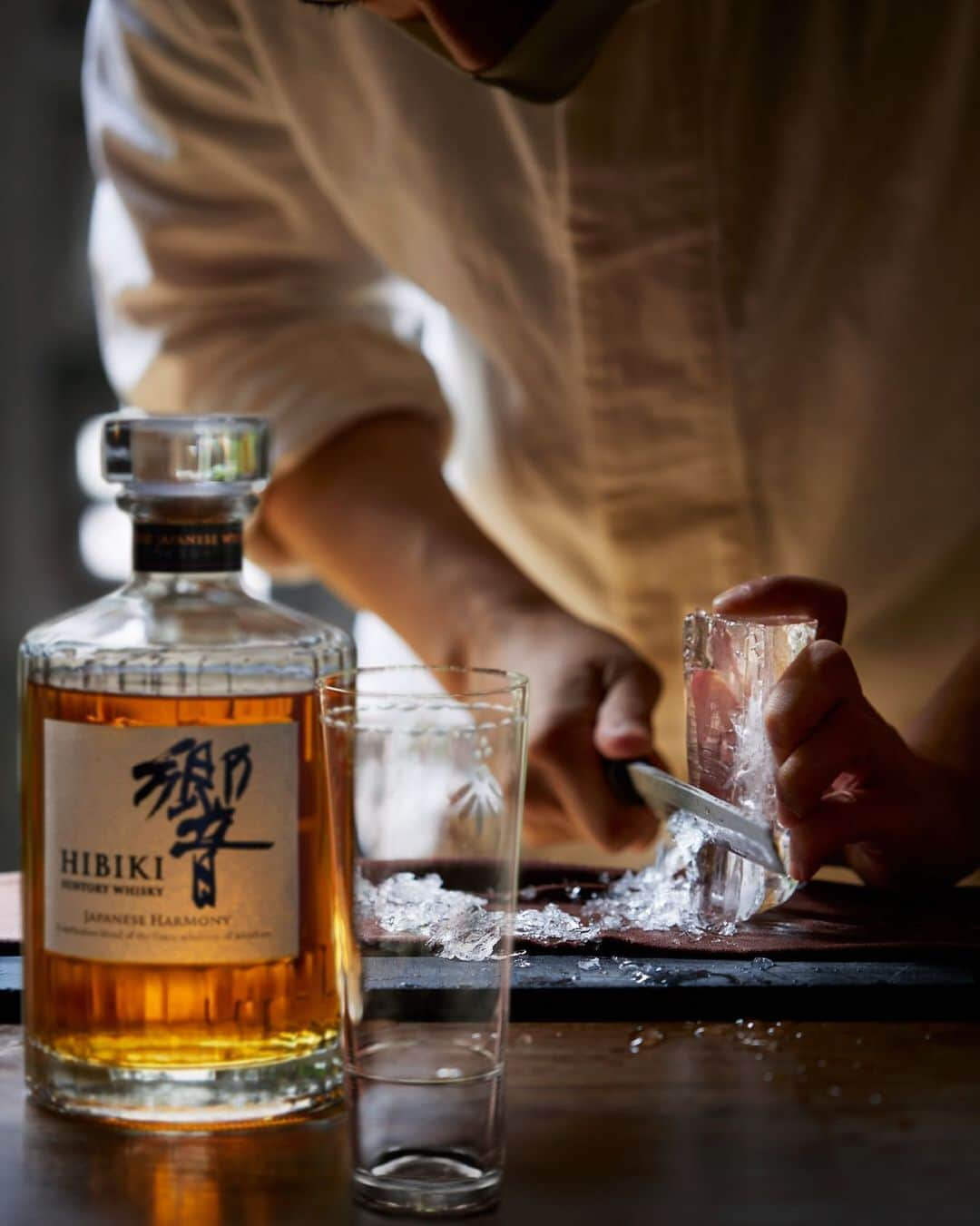 響 | SUNTORY WHISKY HIBIKIさんのインスタグラム写真 - (響 | SUNTORY WHISKY HIBIKIInstagram)「. HIBIKI TIME　～二十四節気・処暑～  澄みきった氷をグラスにあわせて切り出して。 Cut out a clear ice block into suitable cubes and put them in a glass.  #hibiki #響 #二十四節気 #24seasons #処暑 #shosho #earlyautumn #ice #氷 #craftsman #匠」8月26日 18時04分 - suntorywhisky_hibiki