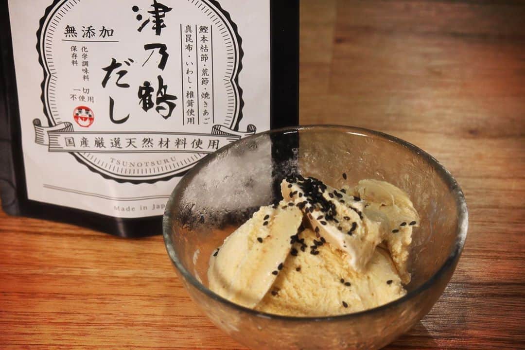 川島章良さんのインスタグラム写真 - (川島章良Instagram)「. . . 今回作ったのは『だしアイス』です  だしとアイスを掛け合わせてみました。  自分なりに発見してみました。  塩キャラメルみたいな味わいで大人のアイスです。  ほのかにだしは効いていて新たな味を見つけちゃいました。  材料  ・ハーゲンダッツ　バニラ味　2個 ・だしパック　1パック ・黒ごま　適量  #かわだしクッキング  #だしアイス #だしパック #だしパック料理研究家  #黒ごま #バーゲンダッツ #スイーツ #アイス」8月26日 18時16分 - hannyakawashima