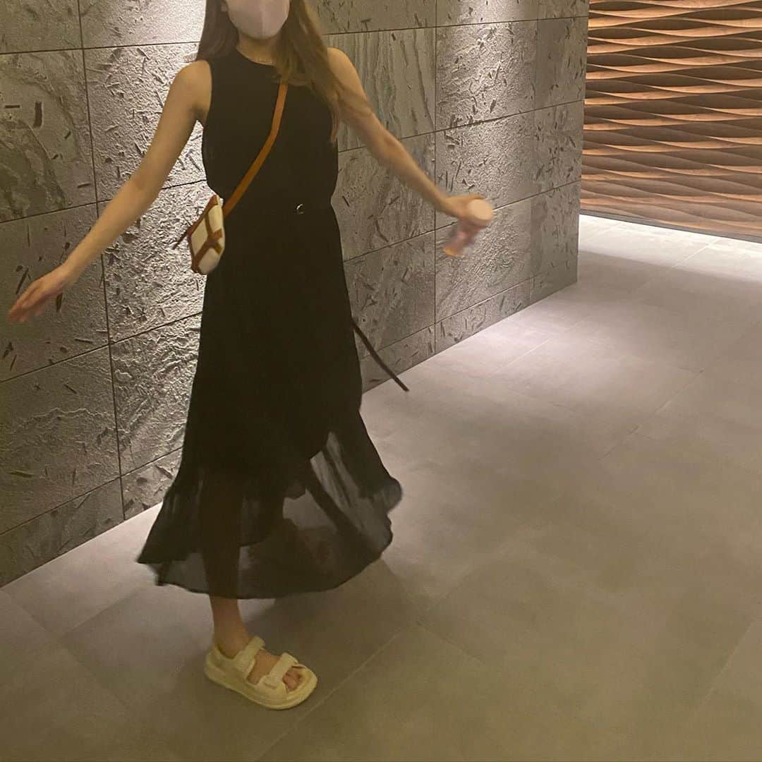 仲本莉絵瑠のインスタグラム：「最近はずっと楽ちんコーデ💁🏼‍♀️ ワンピースだとトイレする時ガバっ！てあげるんだよ笑  snidelのワンピは2色持ってるくらい使いやすい🤦🏼‍♀️ 肌寒くなってきたらなんか羽織ったり 上から来ても可愛い🤍 . 最近バッグは小さめ！ベルトバッグにもなるし クラッチでも使えるし鬼使いやすい👏🏻 . シャネルのサンダルは何でも合うからいつも履いてる👏🏻  こんな感じの投稿増やそうかな、、？」