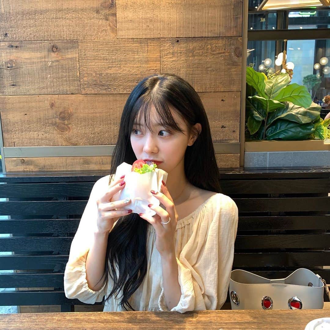 DIAのインスタグラム：「⠀ [#은채] ⠀ 에이드! 다들 밥 꼭 꼭 잘 챙겨먹고 있죠?! 보고싶어요. 너무 너무 🥺 저는 보시다시피 요즘 너무 너무 잘먹는답니당 꿀꿀 다들 마스크 꼭 쓰고 다니고 우리 아프지말고 건강합시당!!!! 오늘도 많이 사랑해 우리 에이드 🖤 ⠀ #다이아 #DIA #EUNCHAE」