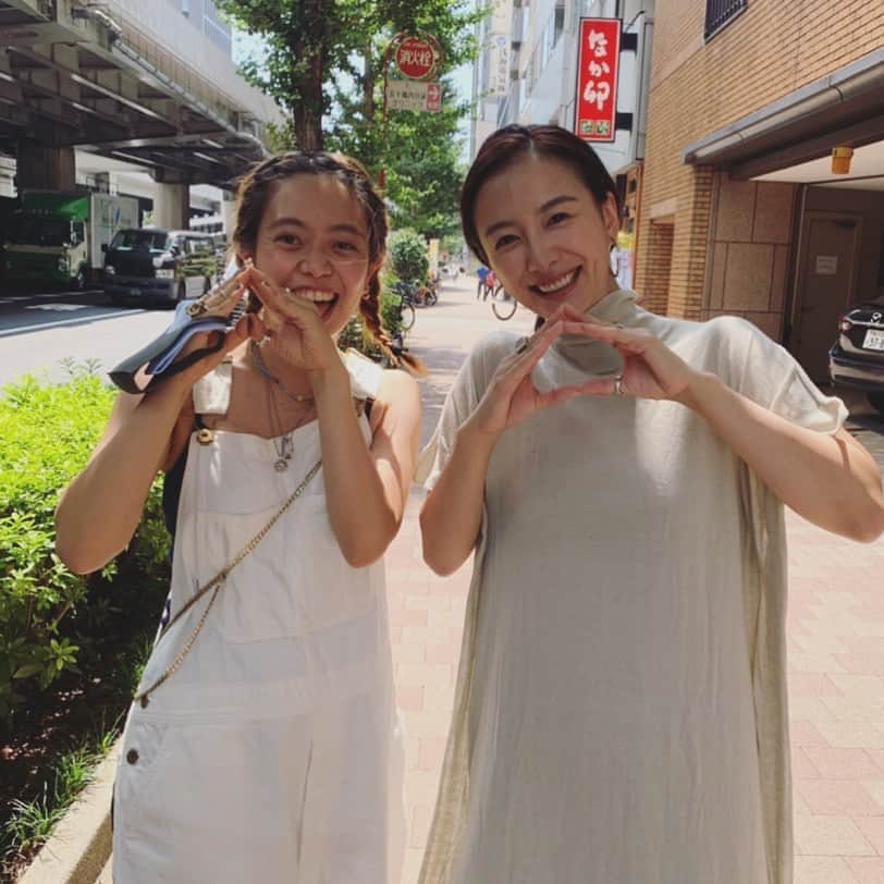 のインスタグラム：「ころちゃんと一緒の現場だったー💛💛💛 驚きと嬉しさで、 そりゃ、 🍑マークで締めるよね📸笑  @koromoishigaya #momo組 #撮影 #お疲れ様でした #私服でパシャリ」