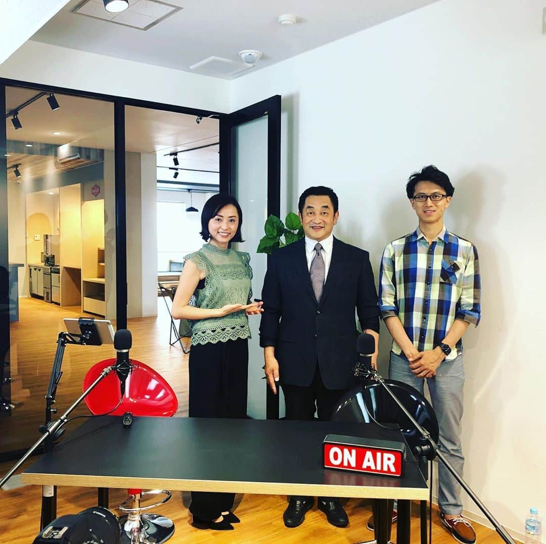 南早苗のインスタグラム：「先日、（株）ライフラインの オンライン企業説明会「ライフラインチャンネル」に 携わらせていただきました。 就活中の皆さんに向けて YouTubeでLIVE配信するこの説明会。 コロナ禍で従来のように企業説明会が 開催できない中、自宅にいながら参加できる というものです。  この日ご紹介した企業は、工作機械メーカー 「日高グループ」様。 ご出演いただいた日高専務が発する言葉から 情熱が溢れ出ていました✨ ありがとうございました！  今後も（株）ライフラインの社員の方々が、 これまでの手厚いサポートのご経験を 生かしながら、このチャンネルを発信されます。 就活中の皆さん！ぜひご覧ください！！ また、出演したいという企業の人事ご担当者様、 （株）ライフラインにご相談を😊  http://lifeline-lg.com/live/  私もまたお手伝いさせていただく機会が あるかも😆 ライフラインの皆様、ありがとうございました💓  #オンライン企業説明会　#YouTube #株式会社ライフライン　#日高グループ　#就活　#就職　#新卒　#求人情報　#就活生　#頑張れ　#応援隊　#YouTube出演　#緊張した笑」
