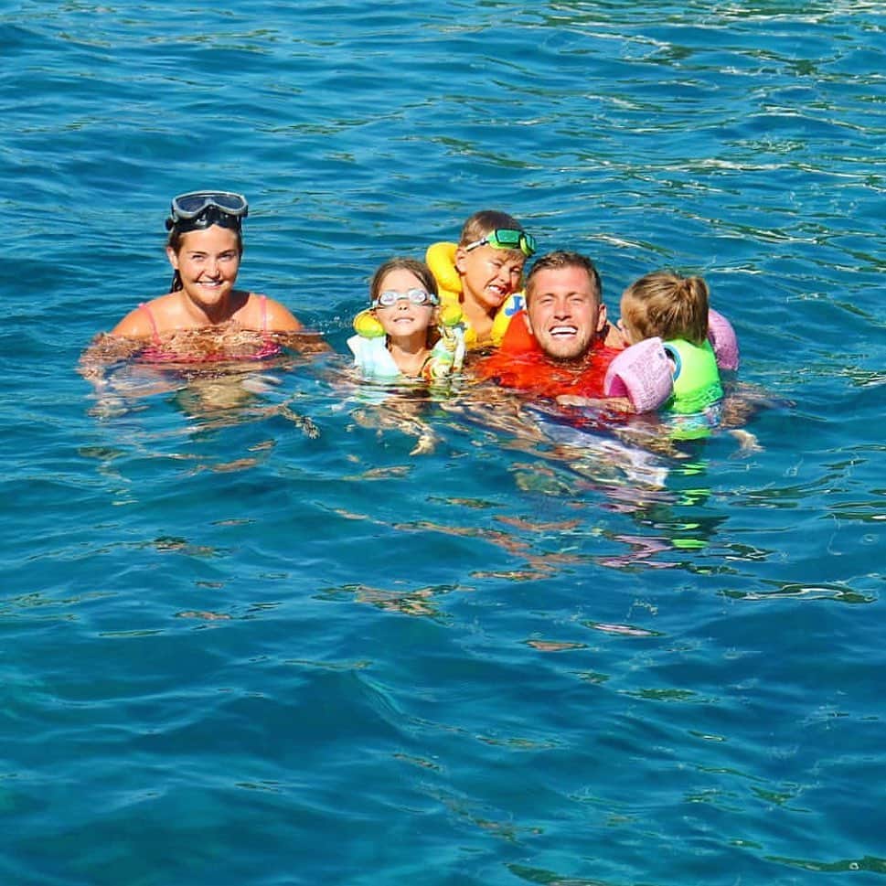 ダニエル・オズボーンさんのインスタグラム写真 - (ダニエル・オズボーンInstagram)「My little squad in the ocean together ❤️ My babies first time on a boat, they absolutely loved it! Then we jumped in to see some 🐠  Yes I have a life jacket one because 1. I was holding Mia & 2. I do NOT understand how people float!! 😄」8月26日 18時13分 - danosborneofficial