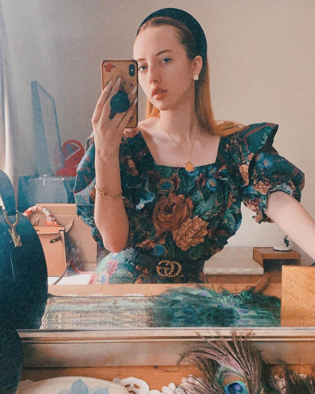 ベッキー・クルーエルのインスタグラム：「After struggling with the heat and seasons changing for the past few weeks I was so sad I couldn’t find time or will to sew! So last weekend I was thrilled to get back to my passions and sew this green dress from scratch 🙏 ⁣ ⁣ this emerald floral print fabric is a deadstock upholstery fabric making this one super heavy! ⁣ ⁣ There’s a few things I’m not happy with but I learned a lot whilst making it, as always! I’ve saved a highlight to my page on how to sew ruffles if you’d like any tips 🙏🥰 ⁣ ⁣ I think this dress is kind of too much to wear for most occasions so I’m thinking of making the bodice again but just as a top so I can wear it more casually 😊🦋 #handmade #prairiedress #deadstock #sewingtips #gunnesax」