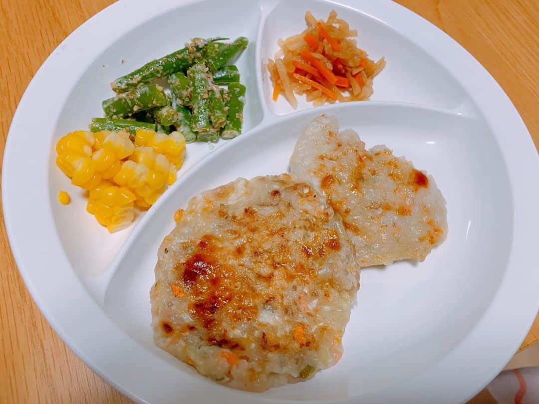 のインスタグラム：「インゲンの胡麻和え初めてあげたけど、おいちくないねーって言いながら床に放り投げられ笑、 "えーうそー！おいしいー！"って私が食べたら　ちゃんと食べた😂  勝利。  #お好み焼き　#きんぴら　#インゲン　#とうもろこし #girl #幼児食」
