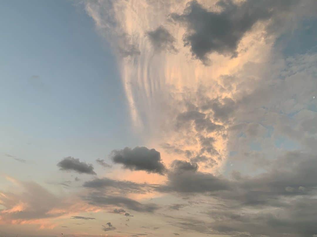 黒沢薫さんのインスタグラム写真 - (黒沢薫Instagram)「ダイナミックな雲。 #イマソラ #lovelife #instaview #sky #clouds #sunset」8月26日 18時20分 - kaorukurosawa_lovelife