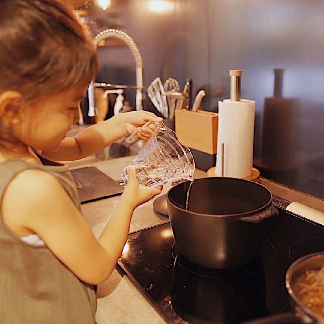コスモウォーター【公式】さんのインスタグラム写真 - (コスモウォーター【公式】Instagram)「. ”子どもを育むウォーターサーバー”  ウォーターサーバーがあると、兄妹で使い方を教え合ったり、おいしい天然水を使ってママの料理のお手伝いをしたり、お子さまがちょっと成長します。忙しいママやパパにとってはうれしいことですね♪  コスモウォーターは、毎日地下深くからくみ上げられ、密閉ボトルで48時間以内に出荷しています。安全性にこだわったコスモウォーターは、栄養も豊富で大切なお子さまにも安心して飲ませてあげられます♪  ▽「1→8給水プレゼントキャンペーン実施中！」今年の夏も熱中症予防キャンペーンを開催♪アンケートに答えて頂いた方の中から抽選で、おいしく・たのしく水分補給できるアイテムをプレゼント！詳細はプロフィール内のリンクURLよりチェックしてみてください！  #コスモウォーター #cosmowater #ウォーターサーバー #ウォーターサーバーのある暮らし　#ウォーターサーバーのある生活 #家族の天然水 #水 #天然水 #コスモウォーターのある暮らし #暮らしを楽しむ #家事 #キッチンインテリア #キッチン雑貨 #キッチン家電 #インテリア #部屋 #インテリアデザイン #インテリアコーディネイト #シンプルデザイン #育児グッズ #子育て応援 #子育てグッズ #お手伝い #料理 #家事を楽に #兄妹」8月26日 18時21分 - cosmowater.official
