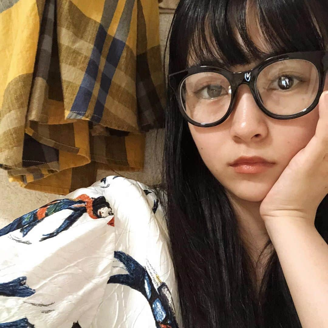 寺沢美玲さんのインスタグラム写真 - (寺沢美玲Instagram)「視力悪くて中2からの付き合いなんだけどそろそろ眼鏡似合いたい。 #ちなみにまだ廊下で寝てしまいます #なんなら今日はキッチンのフローリングで寝ていました #玄関でも寝られます #冷たい床って素敵 #マニア」8月26日 18時21分 - mirei_sora