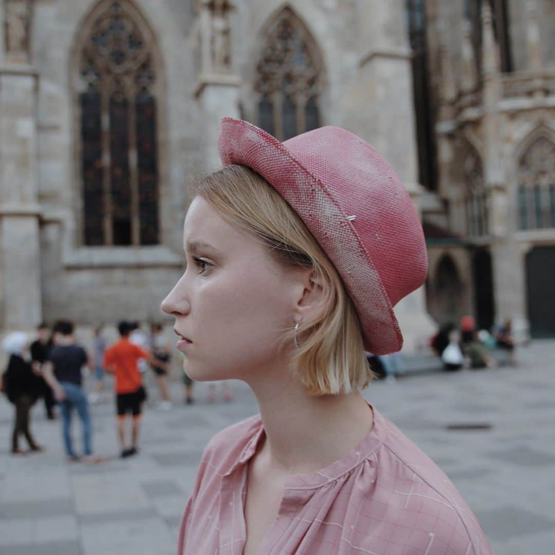 ミュールバウアーさんのインスタグラム写真 - (ミュールバウアーInstagram)「Mühlbauer  SPRING SUMMER 2020 ▪️ Standing in the middle of Vienna. You might know this place #stephansplatz ? PRINZ BODO in red comes with a dusty colored handpainted patina. The perfect hat for strolling around... #muehlbauer #hats #handpainted #redhat #handmade #sunshade」8月26日 18時21分 - muehlbauer_hats