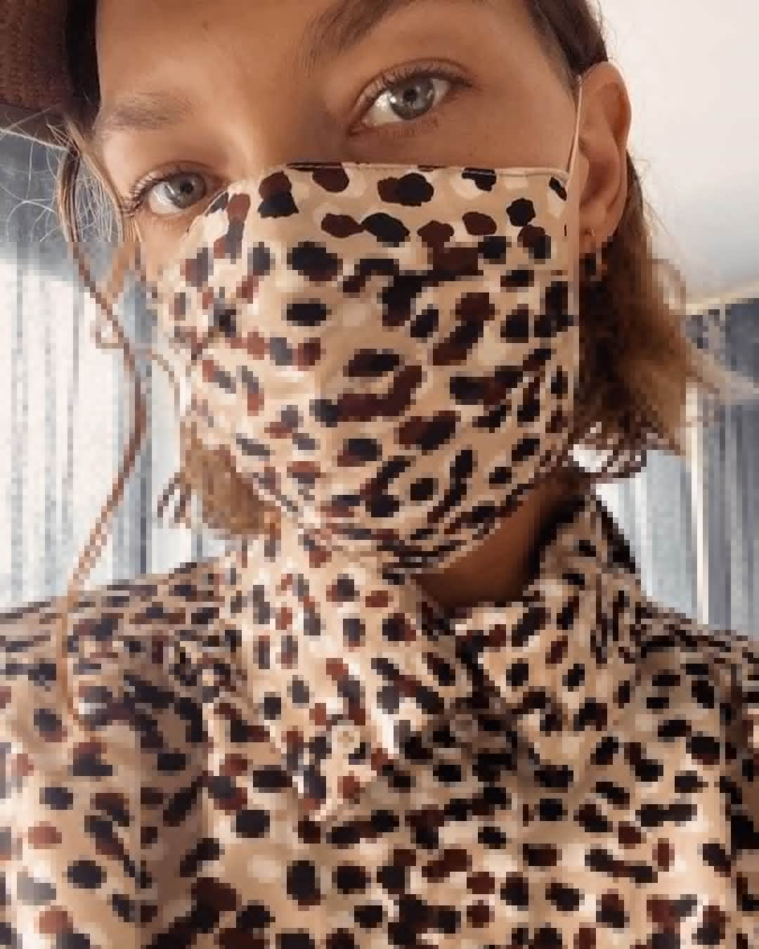 アリゾナ・ミューズのインスタグラム：「Staying safe sustainably🦒@vernisse_official」
