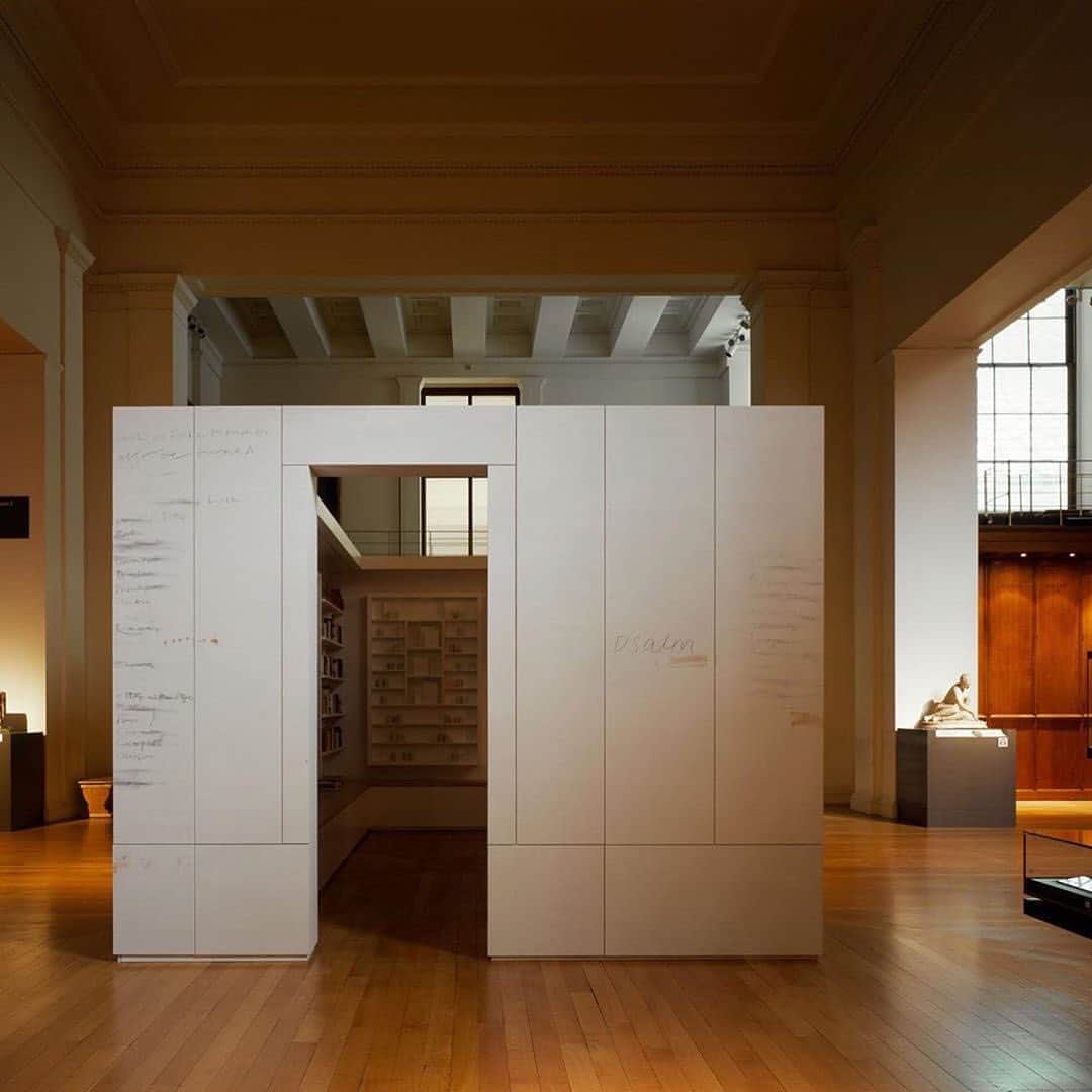 のインスタグラム：「Edmund de Waal's "library of exile" reopens to the public tomorrow, August 27, at the British Museum, London.  In this exhibition, de Waal has constructed a small library that houses two thousand books written by exiled authors from Ovid’s time to the present day. The external walls of the library are inscribed with a new text piece listing the lost and erased libraries of the world. Inside, embedded in the bookshelves, is a quartet of de Waal’s large-scale vitrines, containing porcelain vessels and page-like brackets of steel. This exhibition originated at the Ateneo Veneto in Venice.  To learn more, follow the link in our bio to watch de Waal speak about the project in a "Gagosian Quarterly" video. __________ #EdmunddeWaal #Gagosian #GagosianQuarterly @britishmuseum @edmunddewaal Installation views, "Edmund de Waal: library of exile," British Museum, London. Artwork © Edmund de Waal. Photos: @binet.helene」