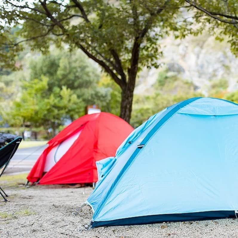 キャンプ情報サイト［ランタン］さんのインスタグラム写真 - (キャンプ情報サイト［ランタン］Instagram)「CAMP SMILE STYLE ／ 手作りのガス缶カバーがお気に入り！ デュオで行くツーリングキャンプ ＼ いろんなキャンパーのキャンプスタイルを現地取材と一般キャンパーからの投稿で数多く掲載してます。 . . 詳しくは @lantern.camp webサイトをご覧ください . . #camp #camping #outdoor #travel #trip #lantern_smile #nature #キャンプ #キャンプ用品 #キャンプギア #アウトドア #テント #自然 #旅行 #キャンプ初心者  #キャンプ好きな人と繋がりたい #camper #外遊び #青川峡キャンピングパーク #デュオキャンプ #LANTERN  #ツーリングキャンプ #バイクキャンプ #キャンプギア #モンベル #ヘリノックス #イワタニ #ガスバーナー #手作り #バイク女子 #キャンプ女子」8月26日 18時23分 - lantern.camp