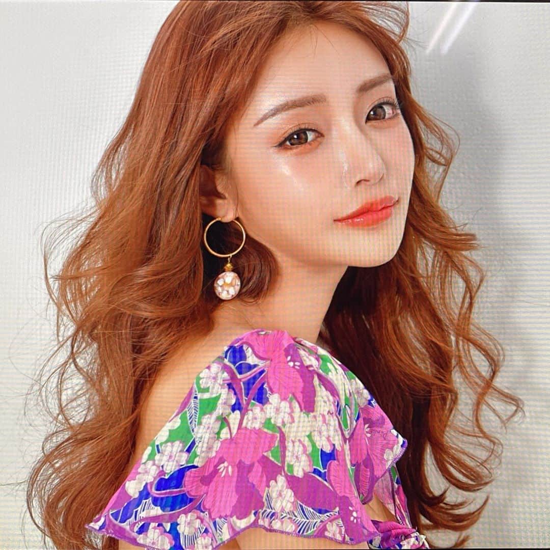 明日花キララのインスタグラム：「毎日暑い日が続いてますね🦥 夏は紫外線で髪がパサパサになるけど、この美容成分が入ったシャンプーを使ってたらずーっとつるつるだし良い香りで幸せ🎐👩🏻‍🦰❤︎ . いろんなサツドラさんで可愛く棚作ってくれててとっても嬉しい🥺🥺皆にも見てほしいなあー。 . ※商品の取り扱いがないサツドラさんもあります。」
