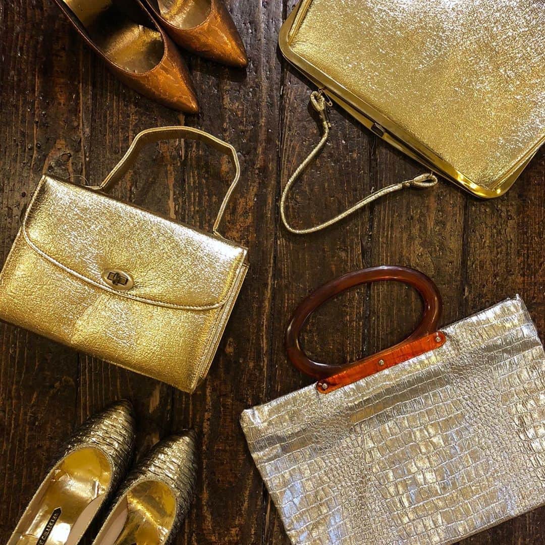 NUTTY Vintage&Collectibleのインスタグラム：「🍂NEW ARRIVAL🍂  ☑︎vtg metallic color bags  メタリックなアイテムはヴィンテージ物が可愛い！ 細やかなラメが詰まったような、上品な輝きは唯一無二。 カジュアルな装いにプラスしたり、おめかしした日の プラスワンアイテムにもおすすめ。  💌DMより通販承っております💌  ------------------------------------ 🛍NUTTY通販について🛍 ------------------------------------- ＜ONLINE STORE＞ VINTAGE▶︎http://nutty.theshop.jp/ USED SELECT▶︎https://nuttyselect.official.ec/ （プロフィールページURLよりjump🕊） ㅤㅤㅤㅤㅤㅤㅤㅤㅤㅤㅤㅤㅤ ＜VIDEO CHAT SHOPPING＞ テレビ電話をお繋ぎして、リアルタイムでご案内いたします。詳細は過去の投稿をご覧ください。」