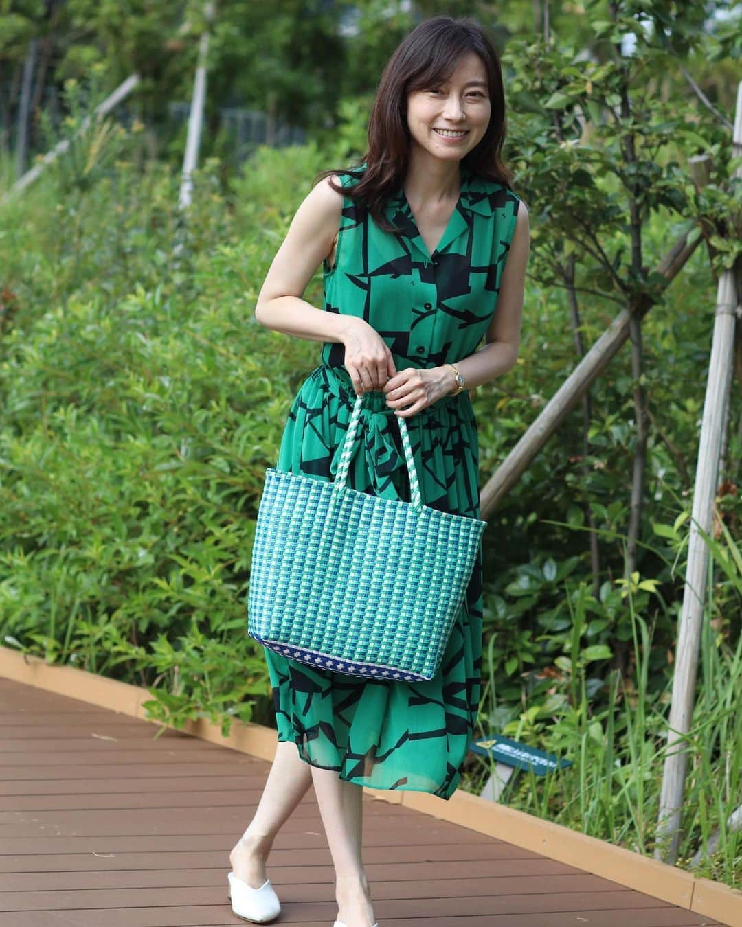 のインスタグラム：「夏の日のgreen coordinate🍃 ワンピース… @comptoirdescotonniers  バッグ… @frenchpave_official」
