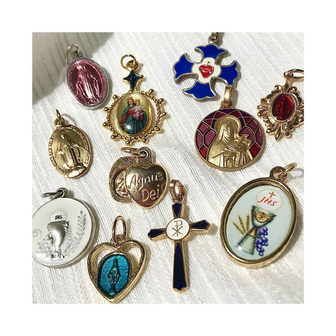 BOX CHARM Industryのインスタグラム：「~メダイ~ . いろんなデザインのメダイをご用意しています！！ . ネックレスのトップや、ブレスレットにおすすめです😁 . . #boxcharmindustry #boxcharm #handmade #accessory #handmadeaccessory #necklace #bracelet #charm #ボックスチャームインダストリー #ボックスチャーム #ハンドメイド #アクセサリー #ハンドメイドアクセサリー #メダイ #カラフル ネックレス #ブレスレット #チャーム」