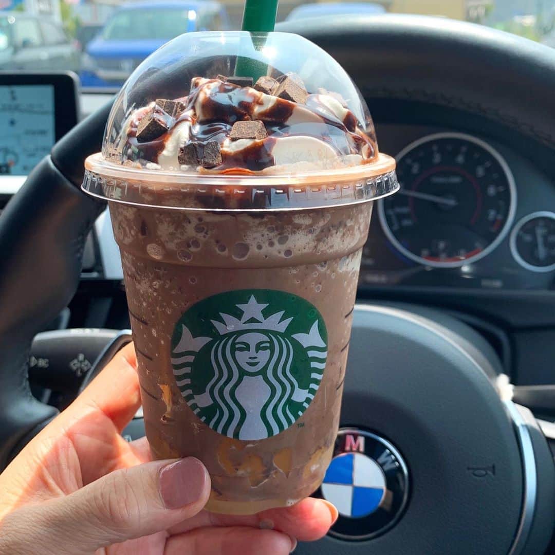 hirokoさんのインスタグラム写真 - (hirokoInstagram)「🌱2020.8.26（水） ✽.｡.:*・ﾟ #Starbucks﻿ ﻿ #ダークモカフラペチーノ お持ち帰り🚗 ³₃﻿ ﻿ ▪︎ ダークモカフラペチーノ Tall（500円）﻿ ▪︎ チョコレートソース（無料）﻿ ▪︎ エクストラチップ（無料）﻿ ▪︎ わらびもち追加×2（200円）﻿ ﻿ Reward ttcketを使ってみた🔰﻿ わらびもち追加（100円）したら﻿ 「700円分までOKです」って言われた﻿けど... あと何を追加する？﻿ 追加も変更も特になーい！﻿ スタッフさんに「じゃわらびもち もうワンスプーン追加しますか」って勧められ追加😆﻿ ﻿ ﾔﾊﾞｯ! ストローから わらびもち出る出る💦﻿ ﻿ そして...﻿ #エクストラチップ にして思ったこと...﻿ 🚗 ³₃ 運転しながらでは口に入らないこと﻿ 太いストローに入ってこない！﻿ スタッフさんスプーン付けてくれたけど﻿ 運転中スプーン使えない😑﻿ 結局... チョコチップが底に残った😱﻿ お家に帰って残ったチョコチップは食べました﻿ ﻿ ﻿ ﻿ .........The end 🥤﻿ #スタバ #スターバックス #ビバレッジ #カスタマイズ #フラペチーノ #ダークモカ #frappuccino #StarbucksCoffee #エクストラチップ #チョコソース #わらびもち #リワードチケット﻿ ・」8月26日 18時29分 - hiropon0201