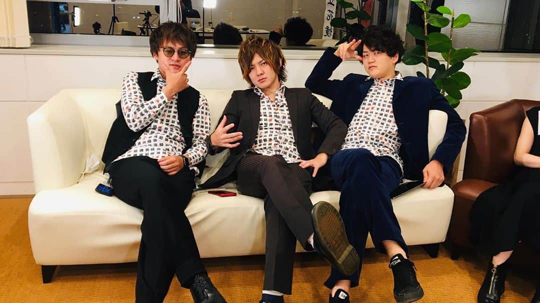 加部輝（ウルトラ寿司ふぁいやー）のインスタグラム：「Club "Fish on Rice" へようこそ...  🍣ゆっくりしていってね🔥  (23日の配信ライブアーカイブで見れるのは今日まで、の意)  #ウルトラ寿司ふぁいやー #極寿司炎 #寿司らの音楽 #観れるのは今日まで」