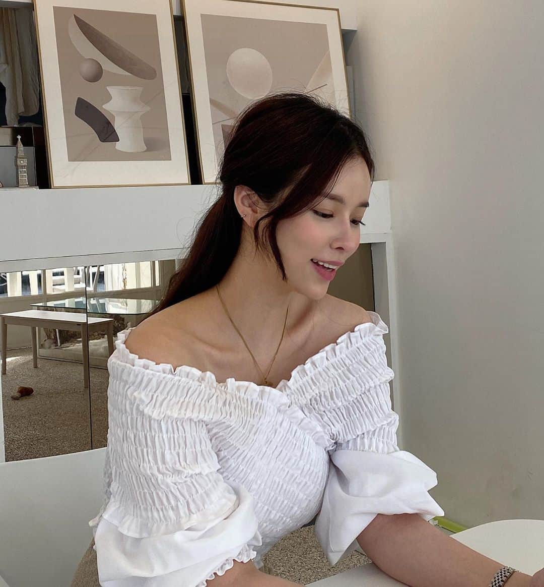 クォン・スジョンのインスタグラム：「여행 다녀오면 뷰티데이 꼭꼭 해줘야함🤗  일찍 부터 위뷰티 가서 경락받고 리프팅 레이저 하려고 메이린 왔는데에... 피부가 너무 예민해서 오늘도 진정관리 😢 마스크 때문에 계속 피부가 간지럽고  붉어서 몇 달째 레이저도 못받고 속상해유....   그래도 홈케어로 진정관리 2주 걸릴거 피부과 다녀오면 확실히 피부가 눈에 띄게 빠른 회복 되는거같아요. 🙏🏻🙏🏻  소멸되고싶다 #얼굴 #작은얼굴관리  #경락최고 #관리중독 #욕심은끝도없다 !!!!」