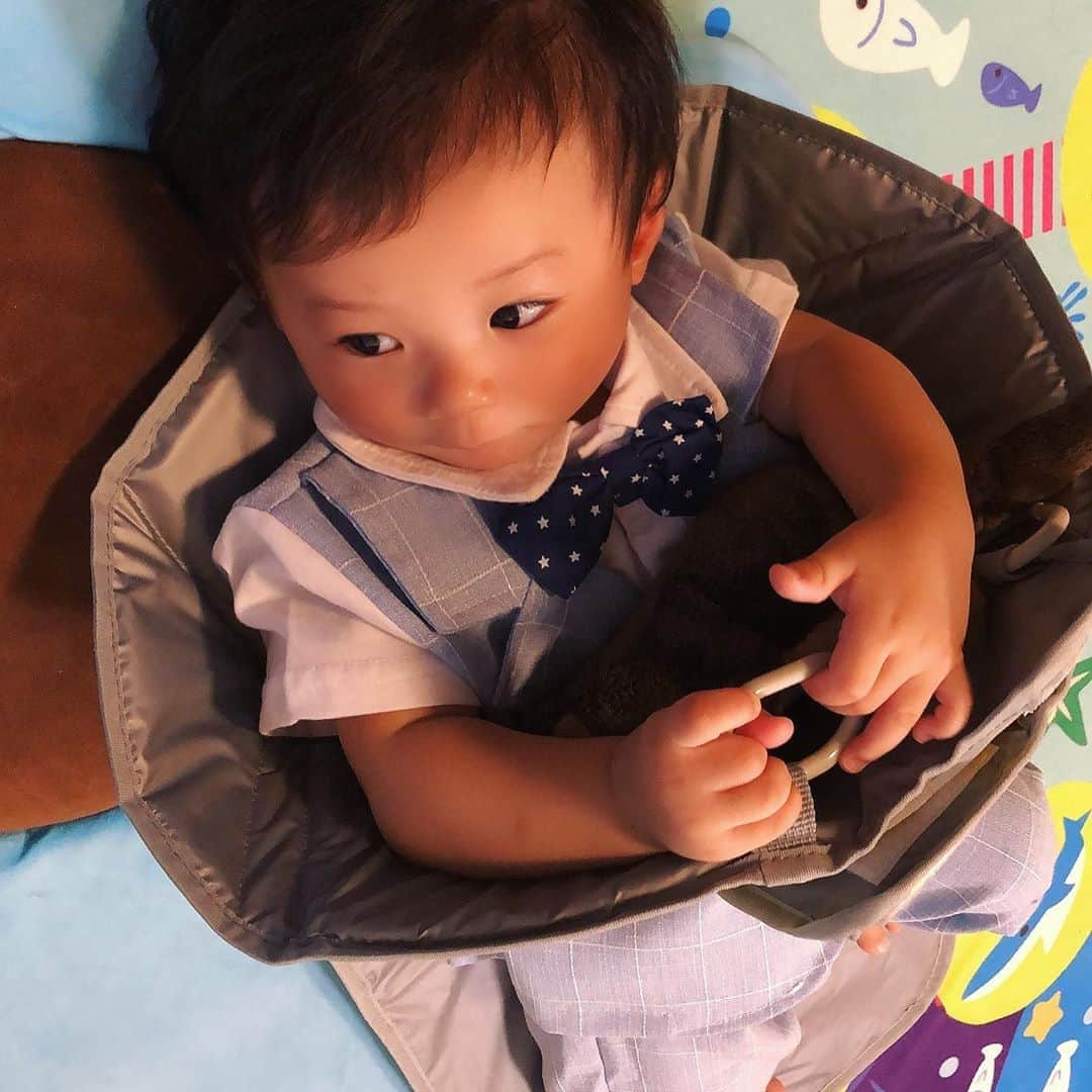 世手子さんのインスタグラム写真 - (世手子Instagram)「Active baby and measures(*^ω^*) I'm busy because my baby is moving around everyday((((；ﾟДﾟ))))))) Introducing convenient baby products that you can use👶🍼 最近 我が子の動きが激しすぎて #オムツ替え すらさせてくれない #わんぱく ぶりで大変ww そろそろ外出もしていきたいし かわいい服を着せたいー！ だけど汚したくないーww ということで #おしめかえ隊 使ってみたよ（＾_＾） 上手いことできてる？！ くっついてるリングに集中してくれてよかったー！ しかも折りたためるから持ち運び便利っっ そして @tamahiyoinsta #たまひよ公式インスタグラマー #買ってよかった育児グッズ は #水に強い布用両面テープ ！ #お洗濯OK な #両面テープ  #裁縫セット を #やんちゃボーイ の目の前に置くのは大変危険なので #布用両面テープ は #縫わない で解決できるので素晴らしいー！ #フォーマルスーツ なんだけど もうボタンを取ろうとするから大変で汗 #誤飲 が怖いし助かったー #蝶ネクタイ なんて取り外そうとするので、しっかり固定！ 私のボタンも取ろうとするしいろんな所に使いまくってリピ買いしました(о´∀`о) #便利グッズ で #外出 準備もバッチリだよ！ 早くお出かけしたいなぁ！！！ #布用両面テープ推し2020  #手づくり #KAWAGUCHI #手芸 #monipla #kwgc_fan @asagakecom  #asagakeで体験」8月26日 18時47分 - rojide