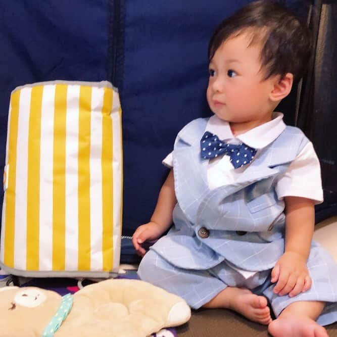 世手子さんのインスタグラム写真 - (世手子Instagram)「Active baby and measures(*^ω^*) I'm busy because my baby is moving around everyday((((；ﾟДﾟ))))))) Introducing convenient baby products that you can use👶🍼 最近 我が子の動きが激しすぎて #オムツ替え すらさせてくれない #わんぱく ぶりで大変ww そろそろ外出もしていきたいし かわいい服を着せたいー！ だけど汚したくないーww ということで #おしめかえ隊 使ってみたよ（＾_＾） 上手いことできてる？！ くっついてるリングに集中してくれてよかったー！ しかも折りたためるから持ち運び便利っっ そして @tamahiyoinsta #たまひよ公式インスタグラマー #買ってよかった育児グッズ は #水に強い布用両面テープ ！ #お洗濯OK な #両面テープ  #裁縫セット を #やんちゃボーイ の目の前に置くのは大変危険なので #布用両面テープ は #縫わない で解決できるので素晴らしいー！ #フォーマルスーツ なんだけど もうボタンを取ろうとするから大変で汗 #誤飲 が怖いし助かったー #蝶ネクタイ なんて取り外そうとするので、しっかり固定！ 私のボタンも取ろうとするしいろんな所に使いまくってリピ買いしました(о´∀`о) #便利グッズ で #外出 準備もバッチリだよ！ 早くお出かけしたいなぁ！！！ #布用両面テープ推し2020  #手づくり #KAWAGUCHI #手芸 #monipla #kwgc_fan @asagakecom  #asagakeで体験」8月26日 18時47分 - rojide