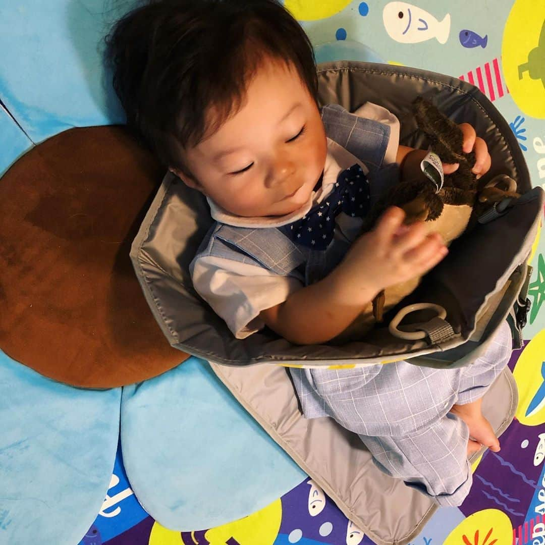 世手子さんのインスタグラム写真 - (世手子Instagram)「Active baby and measures(*^ω^*) I'm busy because my baby is moving around everyday((((；ﾟДﾟ))))))) Introducing convenient baby products that you can use👶🍼 最近 我が子の動きが激しすぎて #オムツ替え すらさせてくれない #わんぱく ぶりで大変ww そろそろ外出もしていきたいし かわいい服を着せたいー！ だけど汚したくないーww ということで #おしめかえ隊 使ってみたよ（＾_＾） 上手いことできてる？！ くっついてるリングに集中してくれてよかったー！ しかも折りたためるから持ち運び便利っっ そして @tamahiyoinsta #たまひよ公式インスタグラマー #買ってよかった育児グッズ は #水に強い布用両面テープ ！ #お洗濯OK な #両面テープ  #裁縫セット を #やんちゃボーイ の目の前に置くのは大変危険なので #布用両面テープ は #縫わない で解決できるので素晴らしいー！ #フォーマルスーツ なんだけど もうボタンを取ろうとするから大変で汗 #誤飲 が怖いし助かったー #蝶ネクタイ なんて取り外そうとするので、しっかり固定！ 私のボタンも取ろうとするしいろんな所に使いまくってリピ買いしました(о´∀`о) #便利グッズ で #外出 準備もバッチリだよ！ 早くお出かけしたいなぁ！！！ #布用両面テープ推し2020  #手づくり #KAWAGUCHI #手芸 #monipla #kwgc_fan @asagakecom  #asagakeで体験」8月26日 18時47分 - rojide