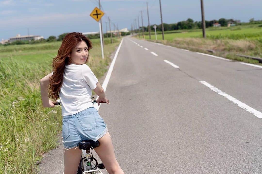 栗林里莉のインスタグラム：「※お渡し会のお知らせ※ クラウドファンディングのフォトエッセイのお渡し会が8月30日ですが、フォトエッセイの印刷が間に合わず、サインを入れて後日発送になります💦 お渡し会当日は ・新曲CDにサイン ・メッセージカードのお渡し ・新曲ミニライブ になります。 楽しみにして下さってたのに本当に申し訳ありません🙇‍♀️ 必ず素晴らしいフォトエッセイをお送りしますので、楽しみに待っていて頂けたらうれしいです！ よろしくお願いします🙏 #栗林里莉 #ririkuribayashi #栗林里莉12周年プロジェクト  #クラウドファンディング #craudfanding  #フォトエッセイ #photoessey #japanese」