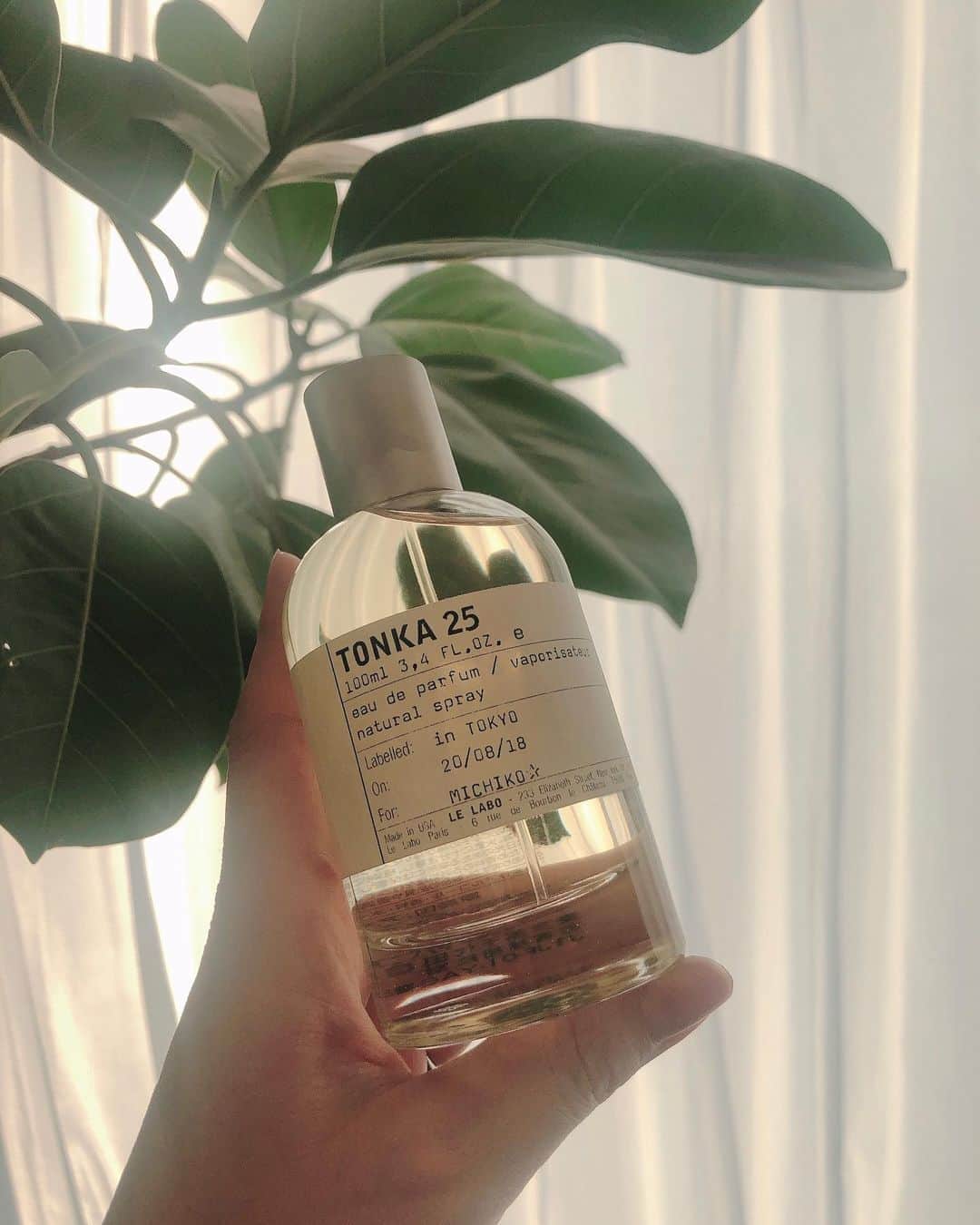 山脇道子のインスタグラム：「先日LE LABOの代官山店に 新しい香りを求めて行ってきました @lelabofragrances  TONKA 25はウッディで甘くて とても不思議な香りで今の気分にぴったり✨✨✨  こちらのお店ではその場で調合して ボトルに詰めてもらえるんです🧚‍♀️  ラベルにはその日の日付けと 文字も入れられるので 自分用には名前を 友達へのギフトで購入したキャンドルには メッセージを入れてもらいました♡  #ルラボ2020」