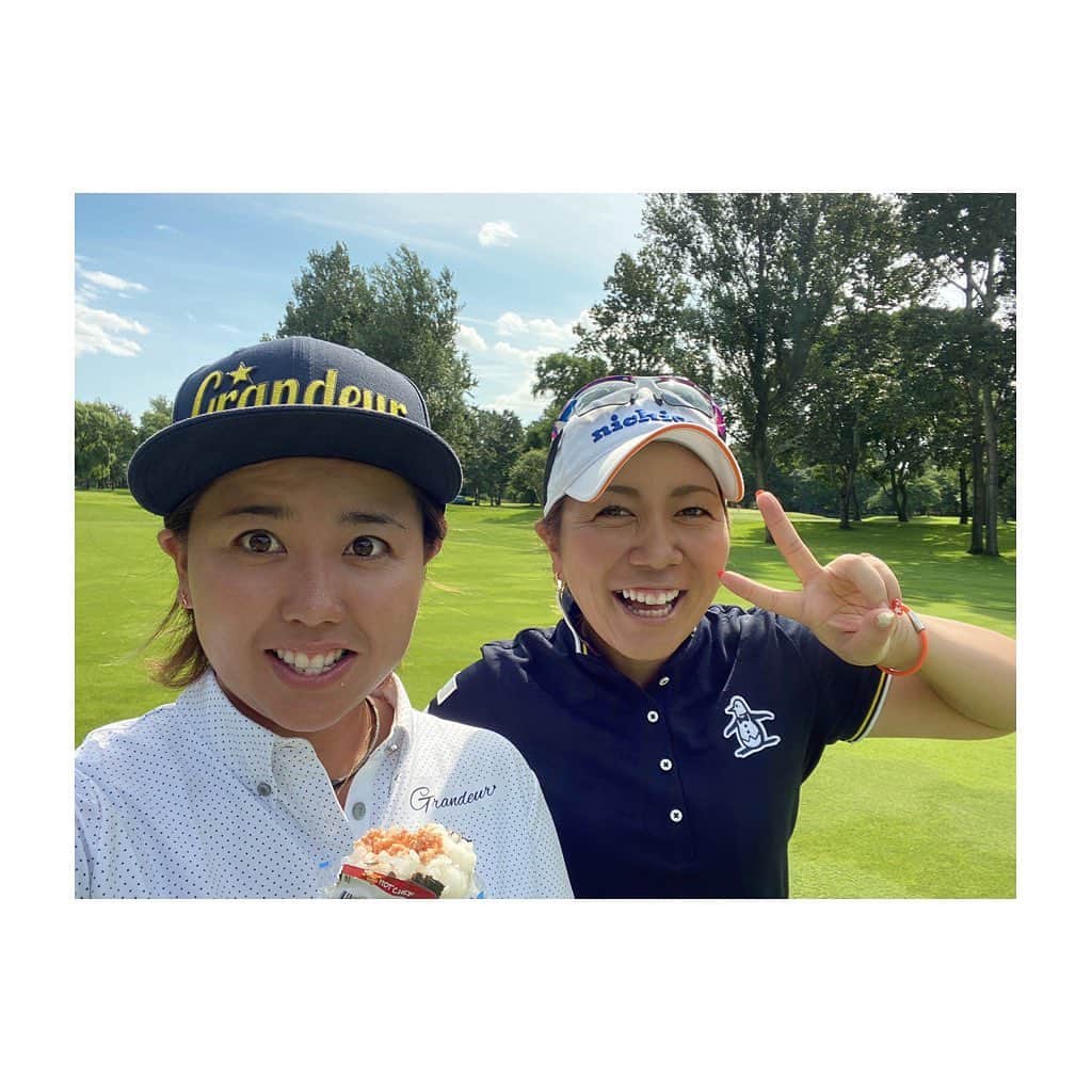 宮里美香のインスタグラム：「*** 明日からニトリレディス開幕します！ 初日のスタート時間は、6:55am🏌️‍♀️⛳️ 久しぶりに6時台のスタートです。 . 自分のゴルフができるように… 楽しんでプレーしたいと思います！ 今週も、応援よろしくお願いします😊✨ . . 写真は、山城奈々ちゃんと🥰 . #golf #jlpga #munsingwear  #ニトリレディス #小樽カントリー倶楽部  #明日から #開幕  #うちなーんちゅ #今週も #頑張ります」
