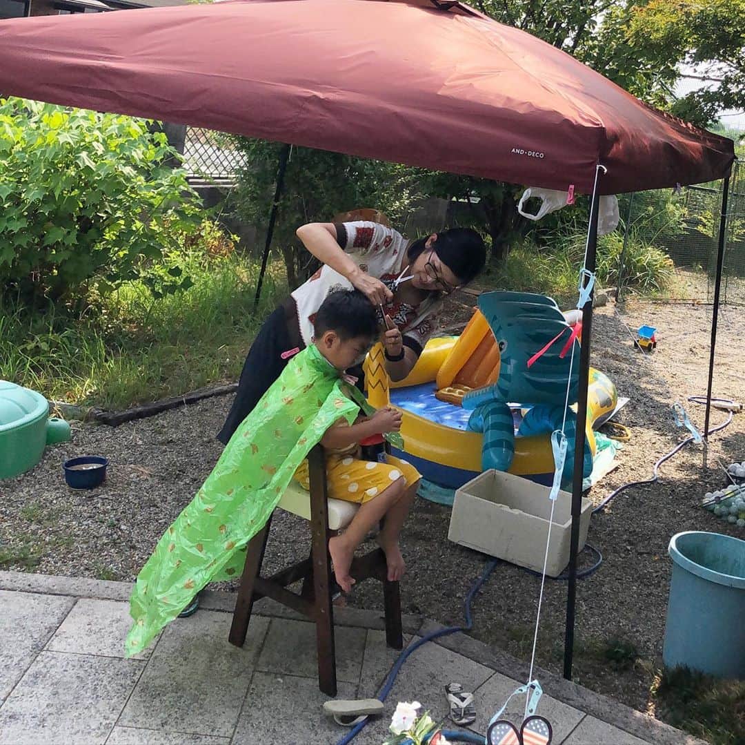 生島早織さんのインスタグラム写真 - (生島早織Instagram)「次男😃  自宅で散髪✂️  僕は美容院には行きたくない！  病院じゃ無いよ！ 美容院だよ！  と言ってもイヤイヤイヤ！  僕はパパに切ってもらう‼️  これは困った💦  この半年はパパのバリカンと私のハサミでなんとか過ごしていました。 日本に帰ってきたタイミングでは美容院に行っていましたが、今回はどうしても行きたく無いと。  仕方なし💦  無理やり連れて行ってもご迷惑にもなるので、お庭で私がハサミで✂️  こんな事ならバリカン持って帰ってくれば良かった。  終始おとなしくしてくれて、なんとかスッキリさっぱり👍  ママ上手👍 と言われて上機嫌な私🤣  夕方はじーじと公園へ。 大好きな自転車に滑り台などの巨大遊具。  夜はお絵描き🎨  毎日楽しんでいます❣️  仏壇と神棚にお供えしていた果物を下げた時に、『これ全然食べてない！嫌いなのかな？』  実家暮らしで経験することも沢山あり、毎日刺激沢山❣️  いつまでかわからないけど・・・ 実家暮らし悪くない😁  いや〜  実家良いわ〜🤣  #双子育児 #双子ママ #居候中 #実家暮らし #お家美容院 #じーじと公園 #一時帰国中」8月26日 18時51分 - saori.ikushima