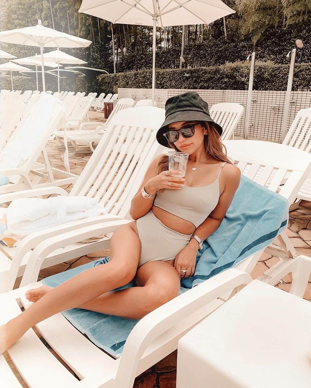 ✷kana✷のインスタグラム：「🧡🍻 . . 今年は人混みを避けてホテルプール三昧🌞 短時間だけど目一杯たのしんだ！ 予約制で人数制限されてる分、 気が楽でいいね♡ 👙 @maaiqheart  分かりづらいけどタンキニなの！ やっと着れた〜🕶 . . #pool」