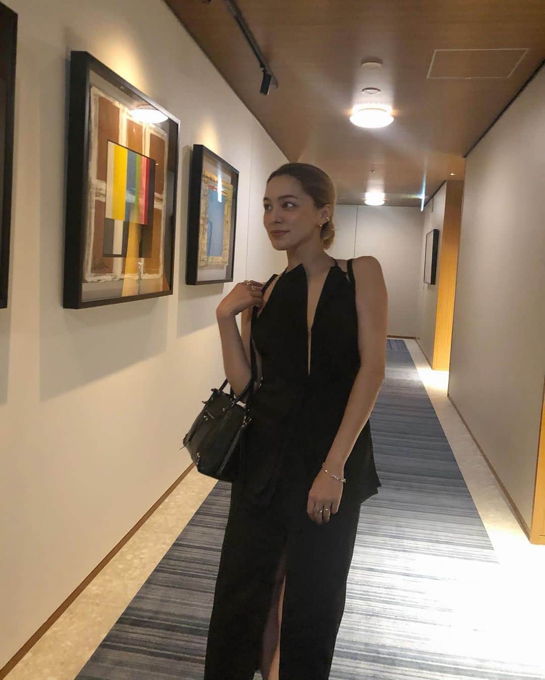 ステファニーのインスタグラム：「🖤🖤🖤 素敵な場所へ行く時は 素敵な格好をしなくちゃね♡ また改めて詳しく載せますねっ。」