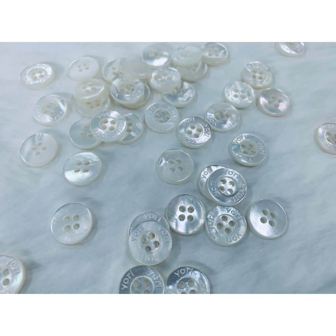のインスタグラム：「🐚 yoriのロゴ入り シェルボタン♡ 2021SSからは 楽しみがたくさん♡ #yori_japan」