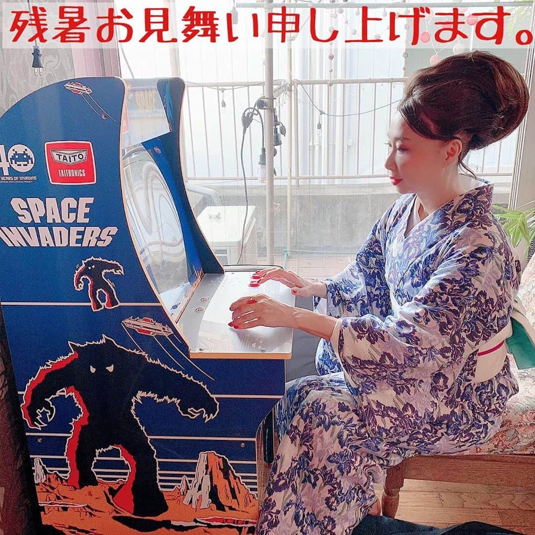 野宮真貴さんのインスタグラム写真 - (野宮真貴Instagram)「.﻿ 東京は夜の七時♪﻿ ﻿ 残暑お見舞い申し上げます🎐﻿ もう8月も終わりと言うのに、今日も全国的に35度越えとか💦﻿ 1ヶ月くらい季節がずれ込んでいるように感じます。﻿ まだしばらくは暑さが続きそうですので、みなさまどうぞご自愛くださいませ〜﻿ ﻿ #東京は夜の七時 #残暑見舞い #浴衣 #keitamaruyama #スペースインベーダー #久しぶりにやってみた #野宮真貴 #missmakiomiya﻿」8月26日 19時00分 - missmakinomiya