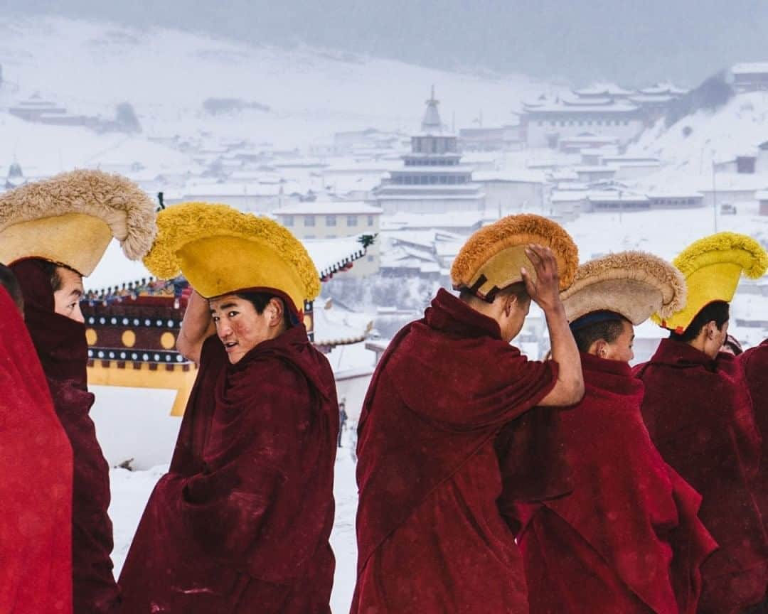 National Geographic Travelさんのインスタグラム写真 - (National Geographic TravelInstagram)「Photo by @junmichaelpark  Tibetan monks of the Gelugpa (Yellow Hat) order converse before the unfurling ceremony of the thangka—a large fabric painting of Buddha—during the Monlam Great Prayer Festival at Langmu Monastery, Gannan Tibetan Autonomous Prefecture, China. For more photos and stories, follow @junmichaelpark.」8月26日 19時03分 - natgeotravel