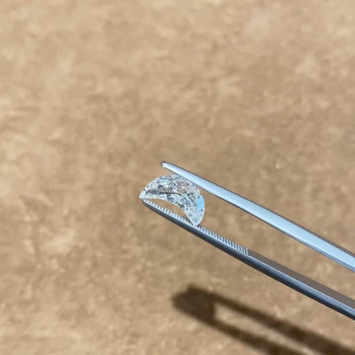 稲木ジョージのインスタグラム：「Put your glasses on 🕶 @milamorejewelry  Crescent moon cut diamond 💎」