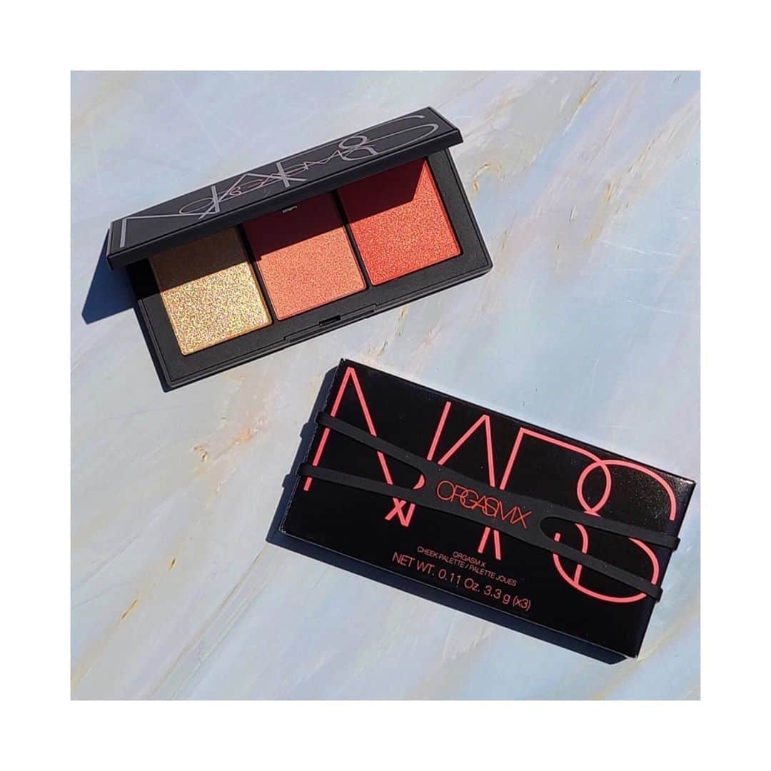 のインスタグラム：「【‪8月28日(金)‬発売！NARS ORGASM X COLLECTION オーガズムX チークパレットのご紹介♡】 . ベストセラーのORGASMや 新作ORGASM Xなど世界中で愛用されている ３シェードが収まった限定チークパレット。♡ . . NARS オーガズムX チークパレット └今春発売したばかりの新しい“ORGASM X”やカルト的⼈気を誇る“ORGASM”のブラッシュ、ハイライティングブラッシュパウダーがまるでセカンドスキンのような官能的なつやを与えます。 . . <セット内容> ●ハイライティングブラッシュパウダーORGASM［限定⾊］ ●ブラッシュ 4013N ORGASM ●ブラッシュ 4077 ORGASM X . その他のNARS ORGASM X COLLECTIONのアイテムはフルーツギャザリングのInstagramにて順番にUPをいたします。♡ . お楽しみにお待ちください。 ------------------------------------------- @fruitgathering.jp のリンクからブランドサイトにアクセスし、 「BRAND LIST」→気になるブランドのロゴを クリックすると、取扱店舗をチェックできます。 -------------------------------------------  #nars #ナーズ #アイシャドー #eye #アイカラー #narscosmetics #口紅 #チーク #ツヤ肌メイク #パレット  #fruitgathering #cosme #フルーツギャザリング #beauty #メイクアップ #コスメ #限定 #可愛い #コスメマニア #コスメ購入品 #コスメ好きさんと繋がりたい #ポーチの中身 #メイク好きな人と繋がりたい #美容 #コスメ購入品 #リップメイク #保湿 #コスメ紹介 #化粧品　#コスメ好きな人と繋がりたい」