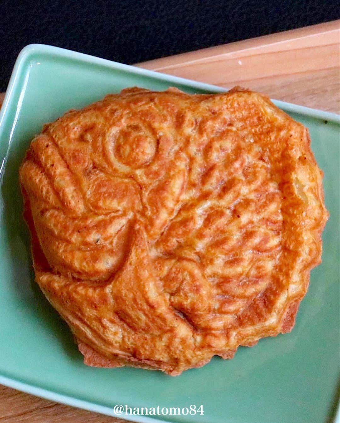 はなともさんのインスタグラム写真 - (はなともInstagram)「. . . 東京・向島にあるたい焼きカフェ『まんまる』は 餡子を使ったさまざまなスイーツを味わえる人気のお店 . https://www.enjoytokyo.jp/phones/date/detail/2229/ . オススメは「あったか白玉」(500円) . 注文後に茹でるモチモチの白玉に 餡子や自家製蜜をかけていただく一品です。 . 自家製の黒蜜は 沖縄県波照間島の黒糖にキビ糖を加えたもので 黒蜜の深いコクと甘味が印象的！ きな粉の香ばしさとも相性◎です。 . 他にもオススメなのが、同店の名物「たい焼き」(150円) . 1日に平均100個、多い日には250個も売れるという 大人気な一品です。 . たい焼きの皮は、小麦粉に、水、塩、重曹、キビ砂糖を加えたオリジナルの生地を使用。それをしっかりと焼き上げることで、外はパリッと、中はふんわりとした食感に仕上がるのだそう。 . おなか部分には甘めのつぶしあんがたっぷりと入っていて 生地の香ばしさとつぶあんが美味しいハーモーニーを奏でます . 焼き立てが1番美味しいので、写真を撮るのはほどほどにして ぜひベストな状態で食べてくださいね！ . . ————————————————— . 店名 : 『まんまる』 住所 : 東京都墨田区向島3-32-14-1F ‪電話番号 : 03-6658-5756 席数 : 全20席 . 東京スカイツリー駅 東口から徒歩約4分 . ————————————————— . #押上カフェ #スカイツリーカフェ #白玉スイーツ #東京カフェ #東京スイーツ #はなとも押上」8月26日 19時09分 - hanatomo84