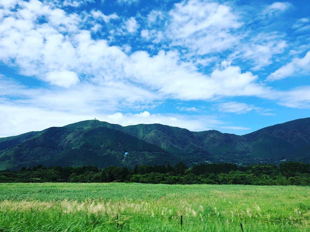 井上侑さんのインスタグラム写真 - (井上侑Instagram)「深呼吸ふ〜  #sky #oxygen #green #blue #mountains #clouds #deepbreath  #深呼吸 #심호흡 #summer #japan」8月26日 19時09分 - yuinouehappy