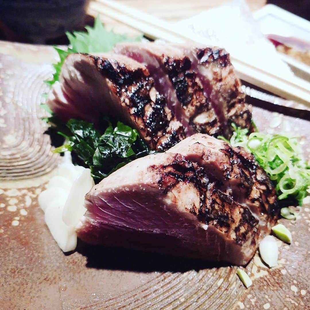 松本隆博のインスタグラム：「。 高地と言えば、、、 当然に！ カツオの塩たたき(˙◁˙ 間違いない、美味い (^○^)」