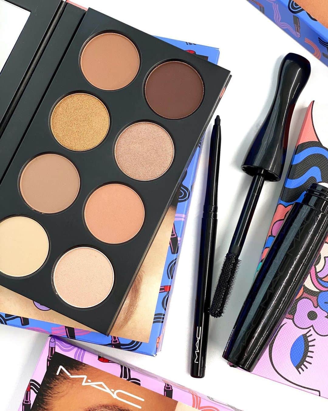 M∙A∙C Cosmetics Japanのインスタグラム：「【これ1つでアイメイクが完成】 ウォームトーンとクールトーンで選べるアイキット✨ アイシャドウの8色パレット、クリーミーな描き心地のペンシルアイライナー、ボリュームとカールを同時に叶えるマスカラをセットイン。 ㅤ 強さとやさしさを併せ持つ大人のアイメイクを楽しんで💕#MACHauteGossip #MACオートゴシップ ㅤ ☑︎アイ キット： ウォーム/クール（各税込9,350円） ＜キット内容＞ ・スモール アイシャドウ8色パレット ・テクナコール グラフブラック: リッチ ブラック(アイライナー) ・イン エクストリーム ディメンション 3D ブラック ラッシュ(マスカラ)  ㅤ その他のコレクション製品は @maccosmeticsjapan のIGTV／ストーリーズのハイライトからご覧いただけます👆 ㅤ *公式オンライン先行販売中 *8月29日（土）全国発売 【公式オンラインショップ限定特典】 ☑︎初回ご購入のお客様へ10% OFFクーポンをプレゼント （クーポンコードwelcome） ㅤ #MACCosmeticsJapan #MACCosmetics #MAC #MACコスメ #マックコスメ #コスメ #コスメレポ #化粧品 #デパコス #コスメ部 #コスメマニア #メイク好き#メイク道具#美容大好き#美容好き#メイクプロセス#トレンドメイク#夏メイク#メイクテク#アイメイク#アイシャドウ#アイシャドウパレット#グラデーション#一重メイク」