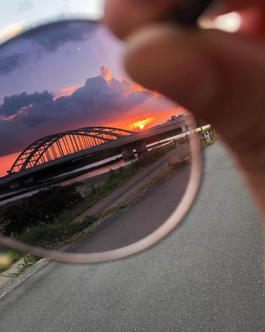 のインスタグラム：「That’s a wrap for today! The gorgeous sunset through my glasses. 本日の撮影終了！サングラス越しの夕陽。  #Sunset #Tokyo #Japan #Tama #River #多摩川 #MeanStreets met #BattlesWithoutHonorandHumanity」