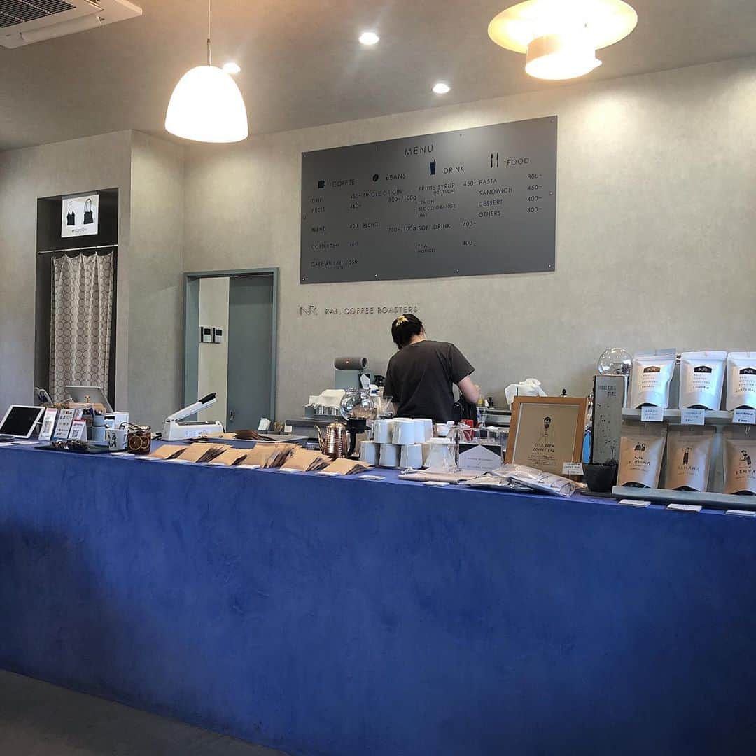 太田江莉奈さんのインスタグラム写真 - (太田江莉奈Instagram)「結構前の。  .  📍八女市 『RAIL COFFEE ROASTERS』  #えりなの八女旅日記   広々としていてゆっくり出来るカフェでした☕️ カフェラテもブラックも美味しかったなぁ〜♡ ピスタチオのチーズケーキを頼んだんだけど、 優しい味でぺろっと5個くらい食べれそう🤤 贈り物にピッタリなギフトとかグッズも豊富でした💐  . .  #八女 #レイルコーヒー #チーズケーキ#カフェラテ #八女カフェ#八女市#カフェ #cheesecake#cafelatte  #railcoffeeroasters#coffee」8月26日 19時18分 - erina_o_