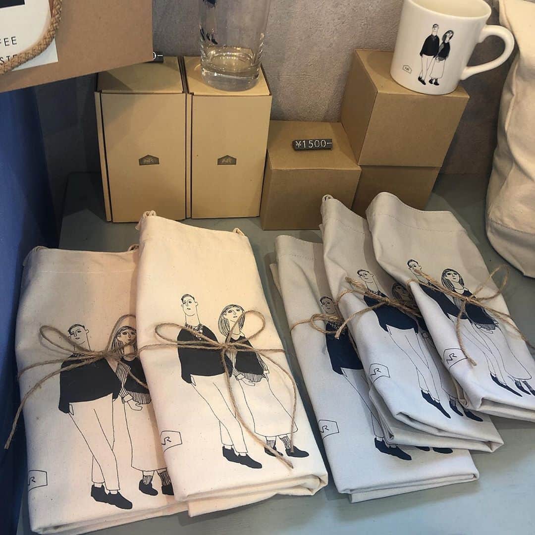 太田江莉奈さんのインスタグラム写真 - (太田江莉奈Instagram)「結構前の。  .  📍八女市 『RAIL COFFEE ROASTERS』  #えりなの八女旅日記   広々としていてゆっくり出来るカフェでした☕️ カフェラテもブラックも美味しかったなぁ〜♡ ピスタチオのチーズケーキを頼んだんだけど、 優しい味でぺろっと5個くらい食べれそう🤤 贈り物にピッタリなギフトとかグッズも豊富でした💐  . .  #八女 #レイルコーヒー #チーズケーキ#カフェラテ #八女カフェ#八女市#カフェ #cheesecake#cafelatte  #railcoffeeroasters#coffee」8月26日 19時18分 - erina_o_