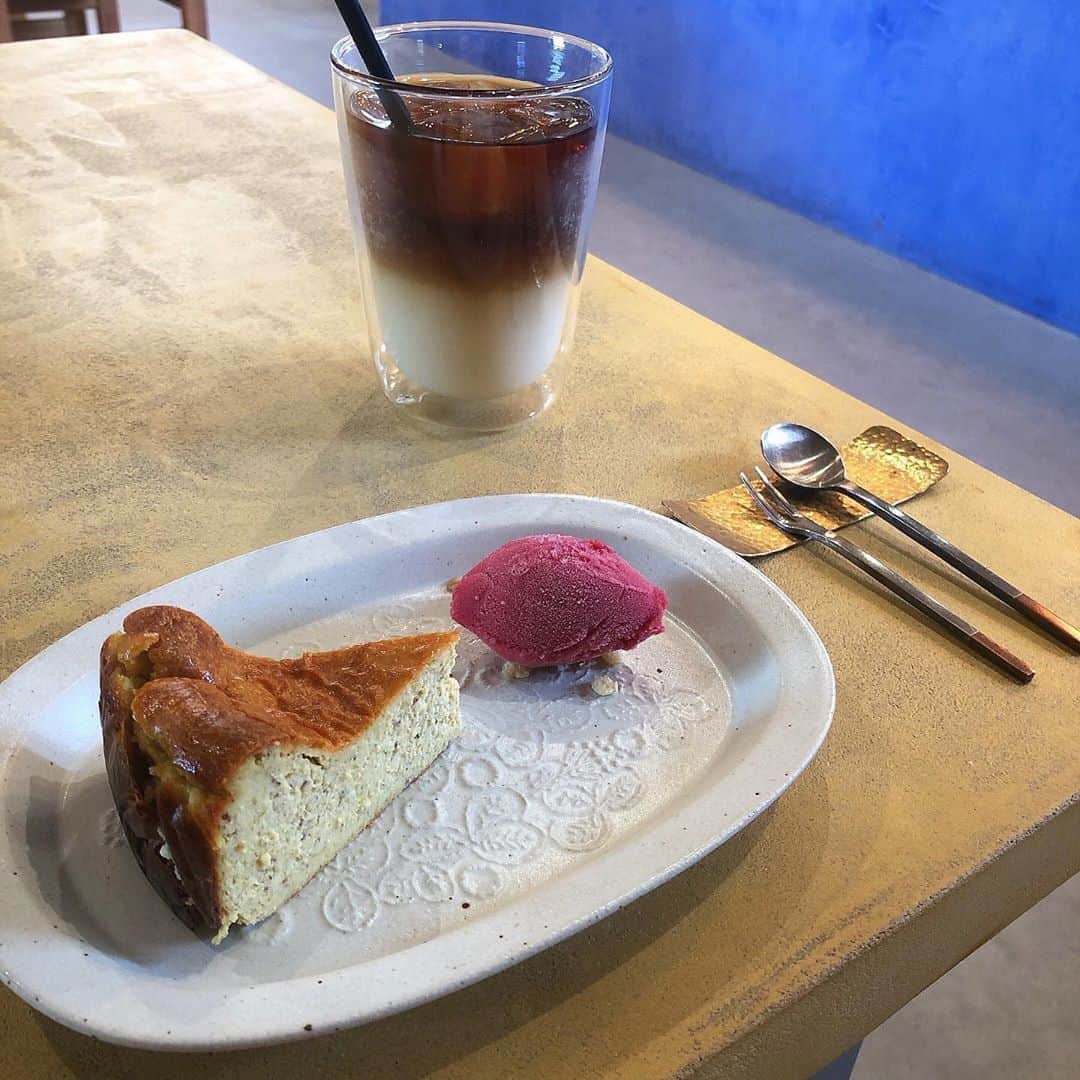 太田江莉奈さんのインスタグラム写真 - (太田江莉奈Instagram)「結構前の。  .  📍八女市 『RAIL COFFEE ROASTERS』  #えりなの八女旅日記   広々としていてゆっくり出来るカフェでした☕️ カフェラテもブラックも美味しかったなぁ〜♡ ピスタチオのチーズケーキを頼んだんだけど、 優しい味でぺろっと5個くらい食べれそう🤤 贈り物にピッタリなギフトとかグッズも豊富でした💐  . .  #八女 #レイルコーヒー #チーズケーキ#カフェラテ #八女カフェ#八女市#カフェ #cheesecake#cafelatte  #railcoffeeroasters#coffee」8月26日 19時18分 - erina_o_