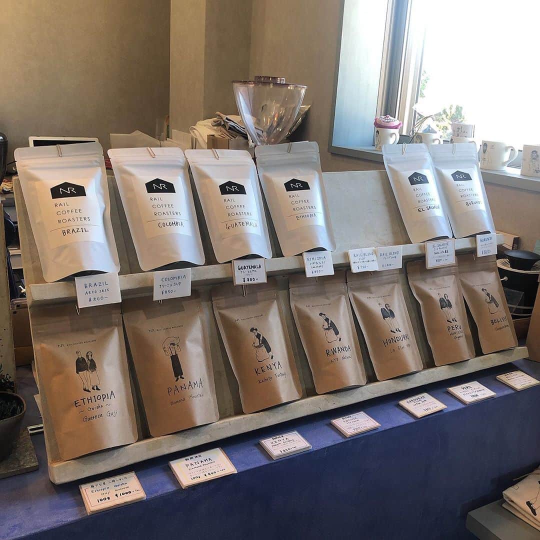 太田江莉奈さんのインスタグラム写真 - (太田江莉奈Instagram)「結構前の。  .  📍八女市 『RAIL COFFEE ROASTERS』  #えりなの八女旅日記   広々としていてゆっくり出来るカフェでした☕️ カフェラテもブラックも美味しかったなぁ〜♡ ピスタチオのチーズケーキを頼んだんだけど、 優しい味でぺろっと5個くらい食べれそう🤤 贈り物にピッタリなギフトとかグッズも豊富でした💐  . .  #八女 #レイルコーヒー #チーズケーキ#カフェラテ #八女カフェ#八女市#カフェ #cheesecake#cafelatte  #railcoffeeroasters#coffee」8月26日 19時18分 - erina_o_