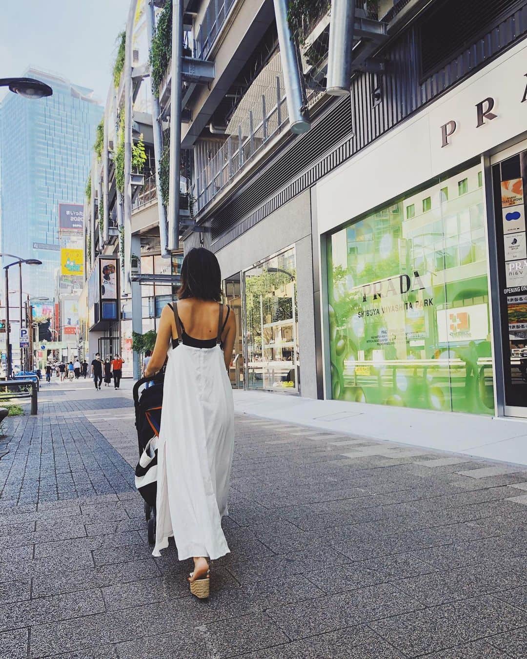関谷桃子さんのインスタグラム写真 - (関谷桃子Instagram)「ストーリーを見た沢山の方から 黒っ！とツッコミ頂くこの夏のわたしの背中🤣🌞  花が撮ってくれてたシリーズのわたしの背中が、筋肉隆々で逞しすぎる。。笑　でもね、これも母の勲章ってことで、子供と一緒に遊べる夏休みも幸せだってことで。毎日ハッピーなんだと思う🌈  全然関係ないけど、 最近、突然エクボができるようになりました。#30歳夏の記録 #🌻🌻🌻   #ママ #久々の渋谷は変わりすぎていてビックリでした #渋谷 #ミヤシタパーク #渋谷ストリーム #銀座線 #何から何まで #銀座線は東横線から繋がってた時代が一番好き #昔渋谷駅のホームに落ちたことがあります #🤣🤣🤣」8月26日 19時22分 - momomo_s_